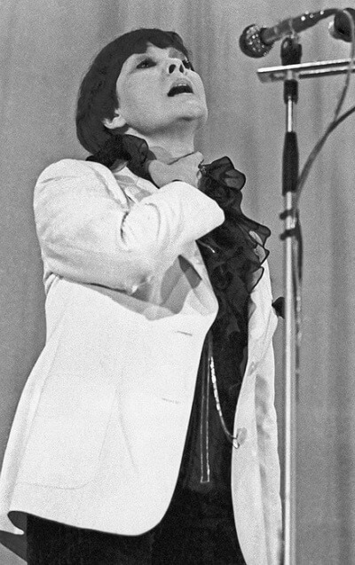 Белла Ахмадулина читает свои стихи - Лучшие аудиокниги слушать онлайн бесплатно Новые аудиокниги mp3 (мп3) на сайте mp3-knigi-audio.com